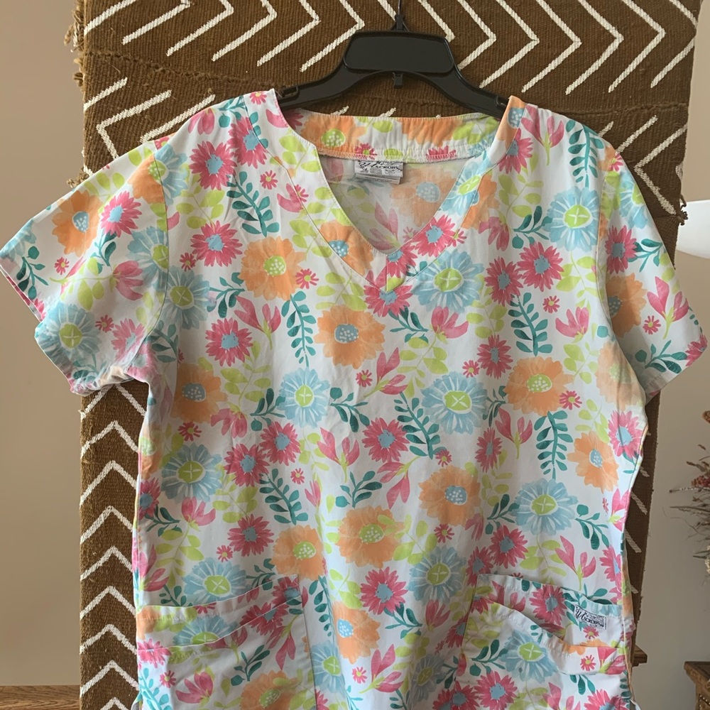 Colorful scrub top - Picture 2 of 7